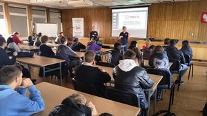 Uczestnicy podczas spotkania w auli szkoły.