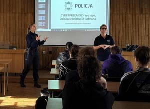 Uczestnicy podczas spotkania w auli szkoły.