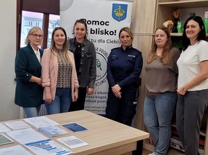 Policjantka i pracownice Miejsko-Gminnego Ośrodka Pomocy Społecznej w Koronowie oraz członkowie Gminnej Komisji Rozwiązywania Problemów Alkoholowych w Koronowie podczas kampanii - wspólne zdjęcie.