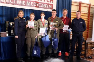 wspólne zdjęcie policjantów oraz drużyny z Koronowa