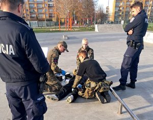 policjanci i zawodnicy podczas konkurencji udzielania pierwszej pomocy