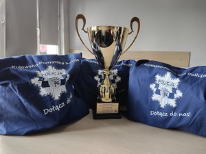puchar i nagrody ufundowane przez policjantów