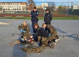 policjanci i zawodnicy podczas konkurencji udzielania pierwszej pomocy