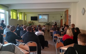 Policjantka i policyjna profilaktyk oraz uczniowie podczas zajęć.