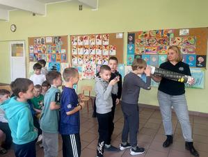 Policjanci i dzieci podczas zajęć w szkole.