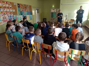 Policjanci i dzieci podczas zajęć w szkole.