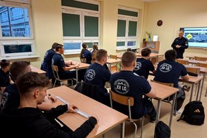 Światowy Dzień Pamięci Ofiar Wypadków Drogowych — bydgoscy policjanci edukują młodzież