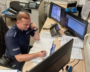 POLICJANT NA STANOWISKU DOWODZENIA KOMISARIATU POLICJI W KORONOWIE