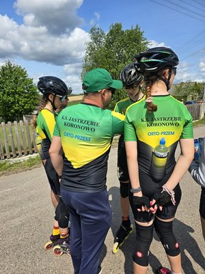 POLICJANT I ZAWODNICZKI PODCZAS TRENINGU