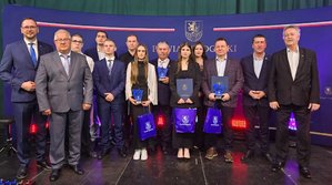 ZDJĘCIE GRUPOWE NAGRODZONYCH OSÓB