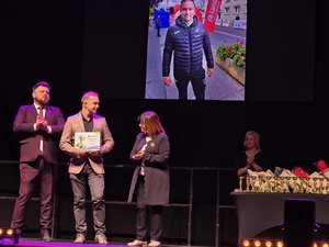 POLICJANT PODCZAS ODBIERANIA NAGRODY