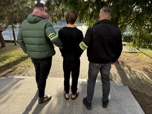 policjanci prowadzą zatrzymanego