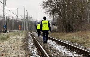 policjanci patrolują tory kolejowe