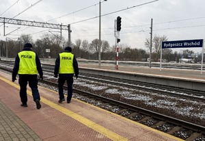 policjanci patrolują tory kolejowe