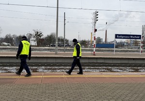 policjanci patrolują tory kolejowe