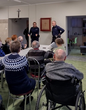 Policjanci i Seniorzy podczas spotkania.