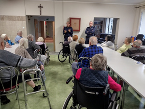 Policjanci i Seniorzy podczas spotkania.