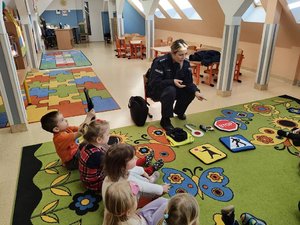 Policjantka i dzieci podczas zajęć.