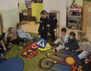 Policjantka i dzieci podczas zajęć.
