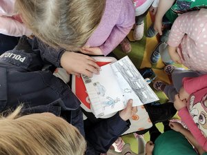 Policjantka i dzieci podczas zajęć.