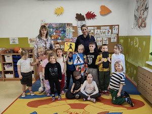 Policjantka i dzieci podczas zajęć.