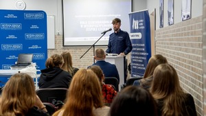 Policjant podczas wykładu.