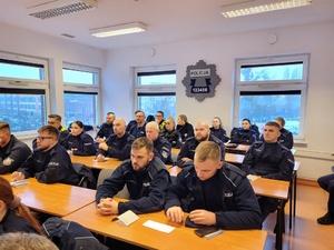 Policjanci podczas odprawy w sali Komisariatu Policji Bydgoszcz-Śródmieście.