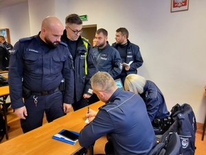 Policjanci podczas odprawy w sali Komisariatu Policji Bydgoszcz-Śródmieście.