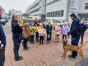 Policjanci i dzieci podczas spotkania w komisariacie.