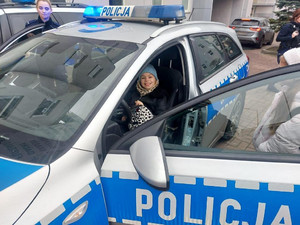 Policjanci i dzieci podczas spotkania w komisariacie.