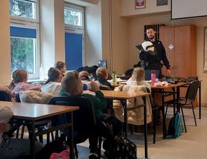 Policjanci i dzieci podczas spotkania w komisariacie.