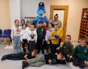 Policjanci i dzieci podczas spotkania w komisariacie.