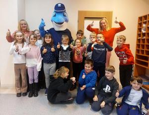 Policjanci i dzieci podczas spotkania w komisariacie.