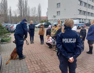 Policjanci i dzieci podczas spotkania w komisariacie.