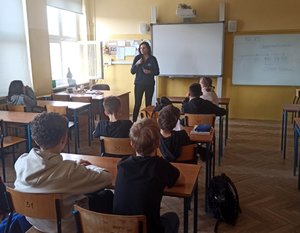 policyjna profilaktyk i dzieci podczas zajęć w klasie szkolnej