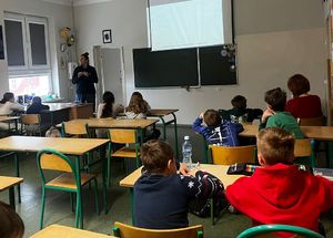 policyjna profilaktyk i dzieci podczas zajęć w klasie szkolnej