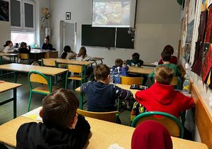 policyjna profilaktyk i dzieci podczas zajęć w klasie szkolnej