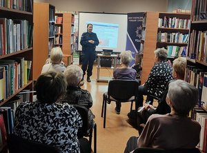 Policjantki, Dyrektor Banku i Seniorzy podczas spotkania.