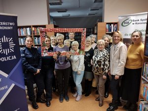 Policjantki, Dyrektor Banku i Seniorzy podczas spotkania.