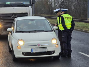 Policjanci podczas kontroli trzeźwości kierujących.