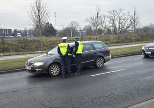 Policjanci podczas kontroli trzeźwości kierujących.