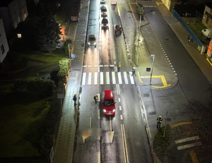 Policjanci na miejscu wypadku drogowego.