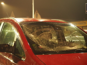 Pęknięta szyba w aucie sprawcy  wypadku drogowego.