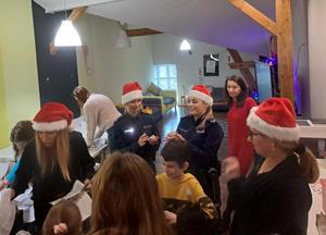 Policjanci i dzieci podczas spotkania.