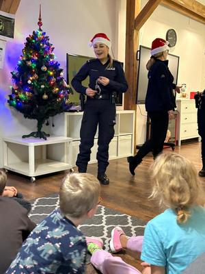 Policjanci i dzieci podczas spotkania.