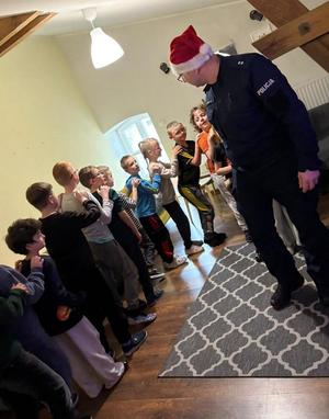 Policjanci i dzieci podczas spotkania.