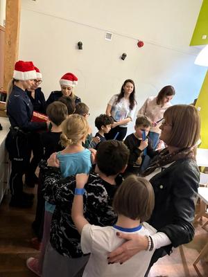 Policjanci i dzieci podczas spotkania.