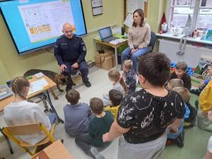 Policjanci i dzieci podczas spotkania.