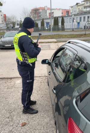 policjant ruchu drogowego w trakcie działań