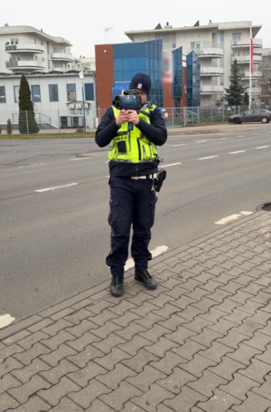 policjant ruchu drogowego w trakcie działań